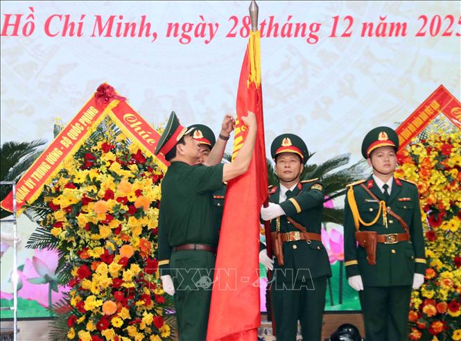 Đại tướng Phan Văn Giang, Ủy viên Bộ Chính trị, Bộ trưởng Bộ Quốc phòng trao tặng Huân Chương bảo vệ Tổ quốc hạng Nhất của Chủ tịch nước cho lực lượng vũ trang Quân khu 7. Ảnh: Xuân Khu-TTXVN