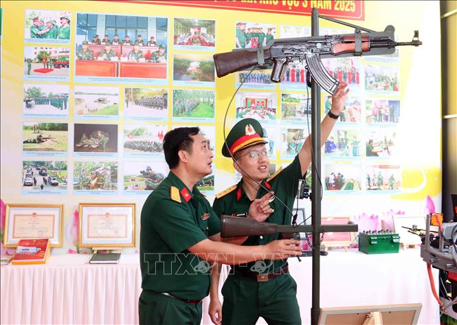 Triển lãm giới thiệu các thành tích, kết quả thực hiện công tác quân sự, quốc phòng 2025 của lực lượng vũ trang Quân khu 7. Ảnh: Xuân Khu-TTXVN