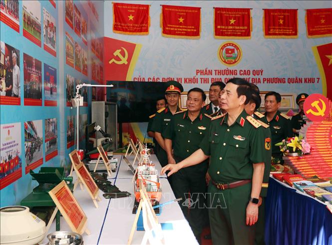 Đại tướng Phan Văn Giang, Ủy viên Bộ Chính trị, Bộ trưởng Bộ Quốc phòng thăm gian trưng bày triển lãm kết quả thực hiện công tác quân sự, quốc Phong Nam 2025 của lực lượng vũ trang Quân khu 7. Ảnh: Xuân Khu-TTXVN
