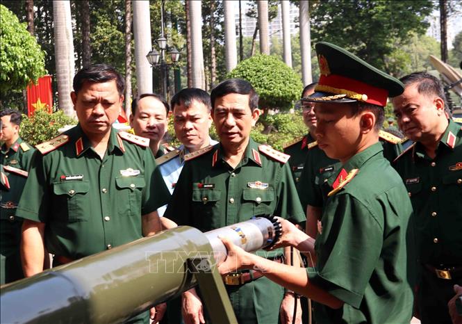 Đại tướng Phan Văn Giang, Ủy viên Bộ Chính trị, Bộ trưởng Bộ Quốc phòng thăm gian trưng bày triển lãm kết quả thực hiện công tác quân sự, quốc Phong Nam 2025 của lực lượng vũ trang Quân khu 7. Ảnh: Xuân Khu-TTXVN