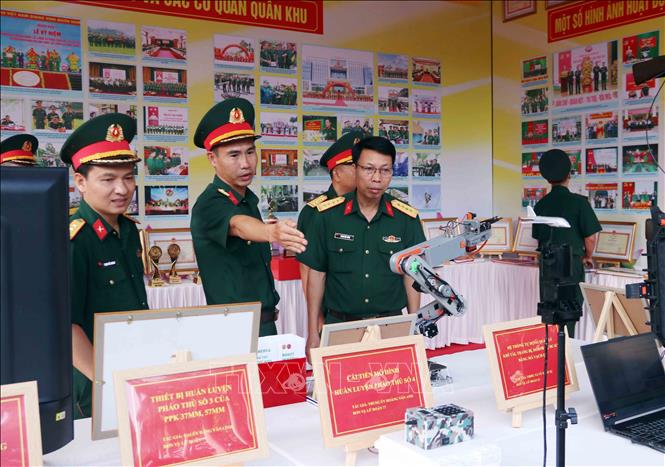 Triển lãm giới thiệu các thành tích, kết quả thực hiện công tác quân sự, quốc phòng 2025 của lực lượng vũ trang Quân khu 7. Ảnh: Xuân Khu-TTXVN