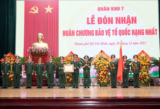 Đại tướng Phan Văn Giang, Ủy viên Bộ Chính trị, Bộ trưởng Bộ Quốc phòng trao tặng Huân Chương bảo vệ Tổ quốc hạng Nhất của Chủ tịch nước cho lực lượng vũ trang Quân khu 7. Ảnh: Xuân Khu-TTXVN