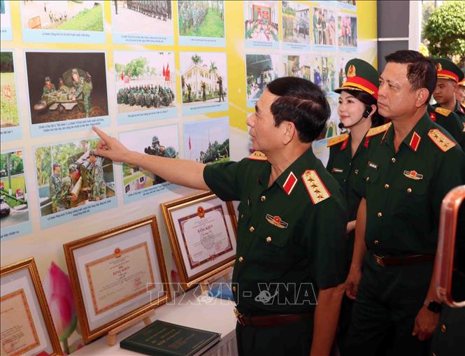 Đại tướng Phan Văn Giang, Ủy viên Bộ Chính trị, Bộ trưởng Bộ Quốc phòng thăm gian trưng bày triển lãm kết quả thực hiện công tác quân sự, quốc phòng năm 2025 của lực lượng vũ trang Quân khu 7. Ảnh: Xuân Khu-TTXVN