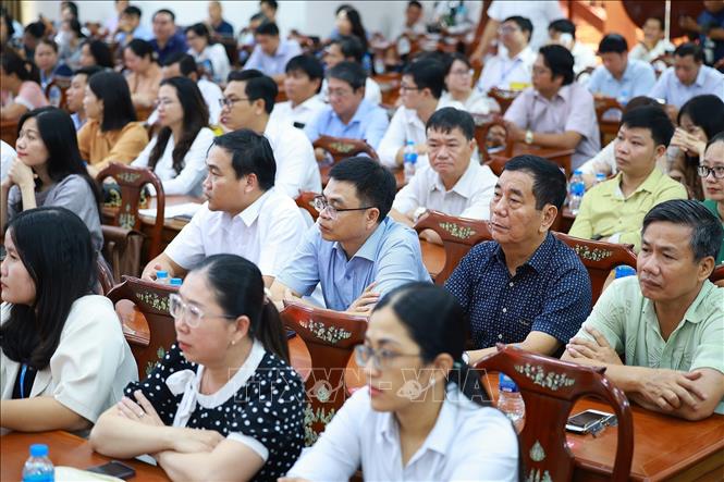 Các cử tri thành phố Cần Thơ tham dự Hội nghị tiếp xúc cử tri chuyên đề về y tế và giáo dục. Ảnh: Dương Giang-TTXVN 
