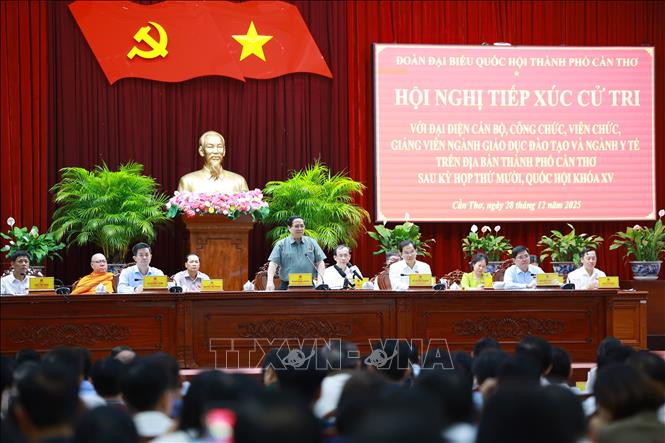 Thủ tướng Phạm Minh Chính tiếp xúc cử tri thành phố Cần Thơ chuyên đề về y tế và giáo dục. Ảnh: Dương Giang-TTXVN 
