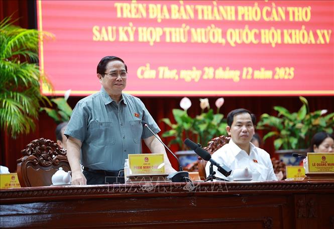 Thủ tướng Phạm Minh Chính tiếp xúc cử tri thành phố Cần Thơ chuyên đề về y tế và giáo dục. Ảnh: Dương Giang-TTXVN 
