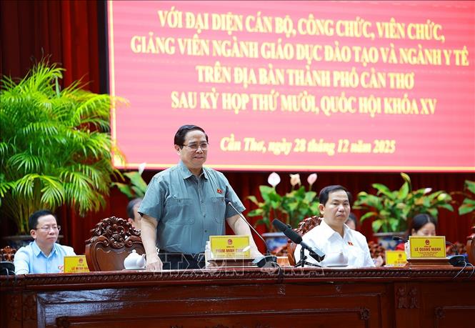 Thủ tướng Phạm Minh Chính tiếp xúc cử tri thành phố Cần Thơ chuyên đề về y tế và giáo dục. Ảnh: Dương Giang-TTXVN 

