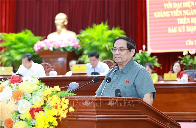 Thủ tướng Phạm Minh Chính phát biểu tại hội nghị tiếp xúc cử tri thành phố Cần Thơ chuyên đề về y tế và giáo dục. Ảnh: Dương Giang-TTXVN 
