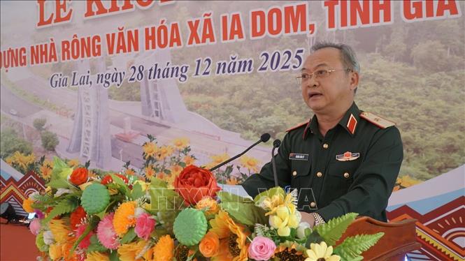 Thiếu tướng Hoàng Văn Sỹ, Tư lệnh Binh đoàn 15 phát biểu tại Lễ khởi công Nhà rông văn hóa xã biên giới Ia Dom, tỉnh Gia Lai. Ảnh: Hồng Điệp - TTXVN