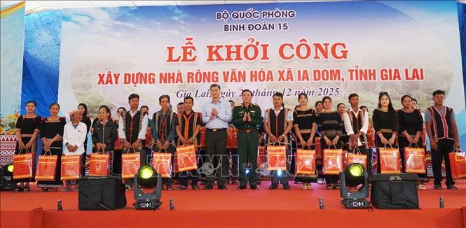 Thượng tướng Trương Thiên Tô, Phó Chủ nhiệm Tổng cục Chính trị Quân đội nhân dân Việt Nam tặng quà cho bà con nghèo tại Lễ khởi công Nhà rông văn hóa xã biên giới Ia Dom, tỉnh Gia Lai. Ảnh: Hồng Điệp - TTXVN