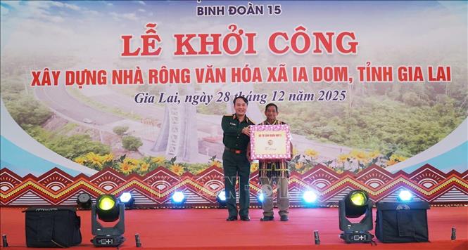 Bộ Tư lệnh Quân khu 5 tặng quà cho bà con nghèo tại Lễ khởi công Nhà rông văn hóa xã biên giới Ia Dom, tỉnh Gia Lai. Ảnh: Hồng Điệp - TTXVN