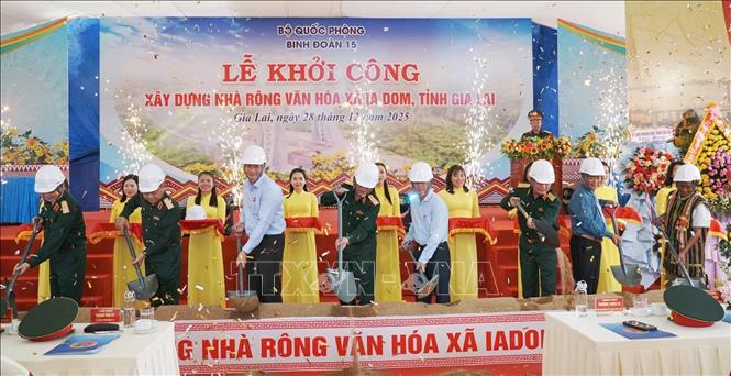 Quang cảnh Lễ khởi công Nhà rông văn hóa xã biên giới Ia Dom, tỉnh Gia Lai. Ảnh: Hồng Điệp - TTXVN