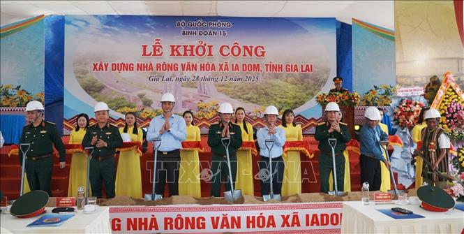 Quang cảnh Lễ khởi công Nhà rông văn hóa xã biên giới Ia Dom, tỉnh Gia Lai. Ảnh: Hồng Điệp - TTXVN