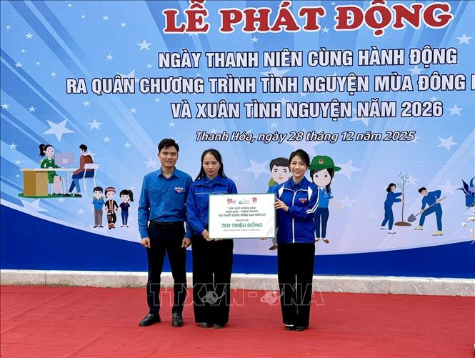 Các đơn vị tài trợ trao biển tiếp sức hỗ trợ bà con vùng bị ảnh hưởng thiên tai tái thiết cuộc sống xã Pù Nhi.
Ảnh: TTXVN phát