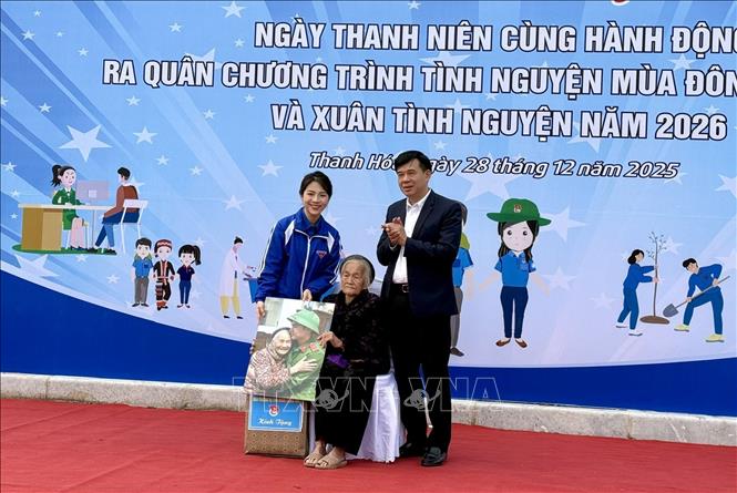 Trao tặng phục dựng ảnh liệt sĩ và tặng quà cho Mẹ Việt Nam anh hùng Trần Thị Minh (phường Hàm Rồng).
Ảnh: TTXVN phát