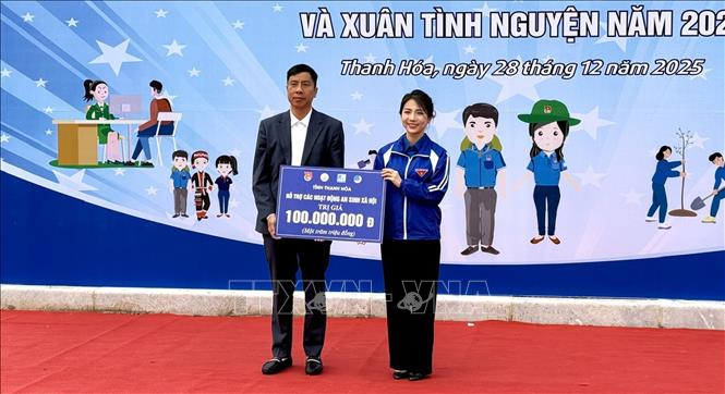 Hội Doanh nhân trẻ tỉnh trao biển hỗ trợ các hoạt động an sinh xã hội trị giá 100 triệu đồng cho hoạt động chương trình Xuân tình nguyện năm 2026. Ảnh: TTXVN phát