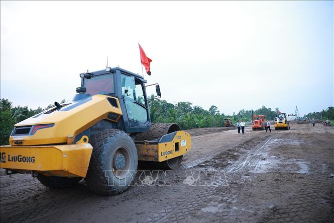 Công trường thi công dự án cao tốc Châu Đốc - Cần Thơ - Sóc Trăng đoạn qua xã Long Hưng, thành phố Cần Thơ. Ảnh: Dương Giang-TTXVN
