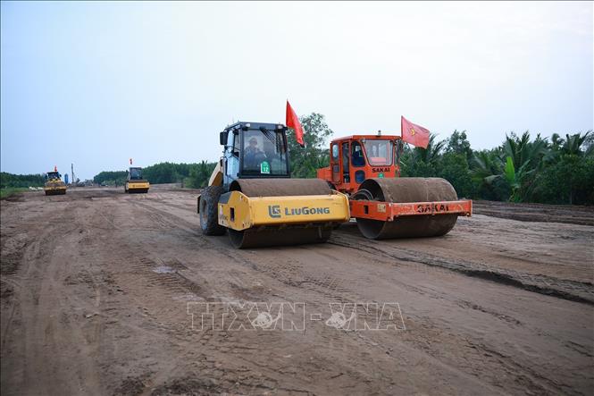 Công trường thi công dự án cao tốc Châu Đốc - Cần Thơ - Sóc Trăng đoạn qua xã Long Hưng, thành phố Cần Thơ. Ảnh: Dương Giang-TTXVN
