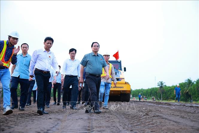 Thủ tướng Phạm Minh Chính kiểm tra tiến độ thi công dự án cao tốc Châu Đốc - Cần Thơ - Sóc Trăng đoạn qua xã Long Hưng, thành phố Cần Thơ. Ảnh: Dương Giang-TTXVN
