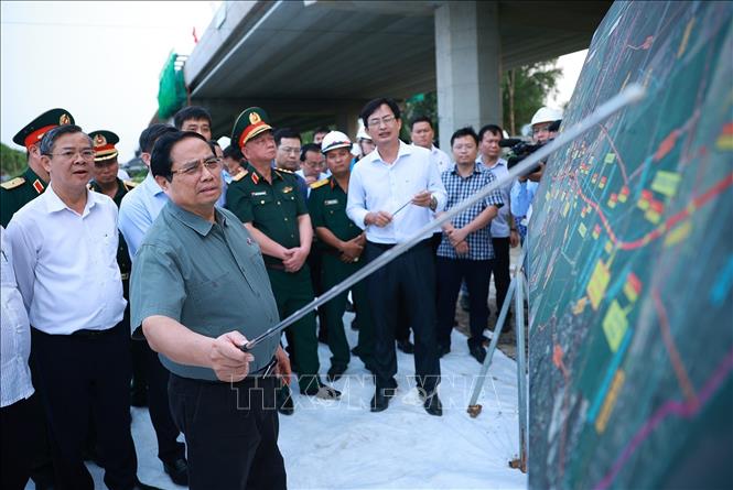 Thủ tướng Phạm Minh Chính kiểm tra tiến độ thi công dự án cao tốc Châu Đốc - Cần Thơ - Sóc Trăng đoạn qua xã Long Hưng, thành phố Cần Thơ. Ảnh: Dương Giang-TTXVN
