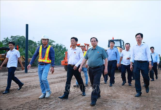 Thủ tướng Phạm Minh Chính kiểm tra tiến độ thi công dự án cao tốc Châu Đốc - Cần Thơ - Sóc Trăng đoạn qua xã Long Hưng, thành phố Cần Thơ. Ảnh: Dương Giang-TTXVN
