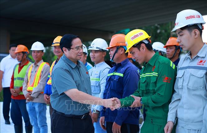 Thủ tướng Phạm Minh Chính với kỹ sư, công nhân thi công dự án cao tốc Châu Đốc - Cần Thơ - Sóc Trăng. Ảnh: Dương Giang-TTXVN
