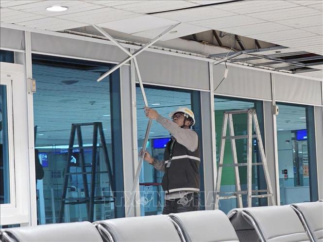 Trần nhà bị hư hại sau trận động đất tại sân bay quốc tế Đào Viên, Đài Loan (Trung Quốc), ngày 27/12/2025. Ảnh: THX/TTXVN