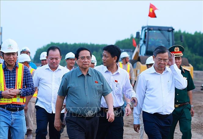 Thủ tướng Phạm Minh Chính kiểm tra tiến độ thi công dự án cao tốc Châu Đốc - Cần Thơ - Sóc Trăng đoạn qua xã Long Hưng, thành phố Cần Thơ. Ảnh: Dương Giang-TTXVN
