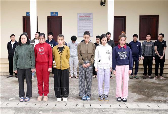 Công an Hà Tĩnh bắt giử các đối tượng. Ảnh: TTXVN phát