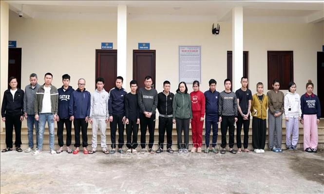 Công an Hà Tĩnh bắt giử các đối tượng. Ảnh: TTXVN phát