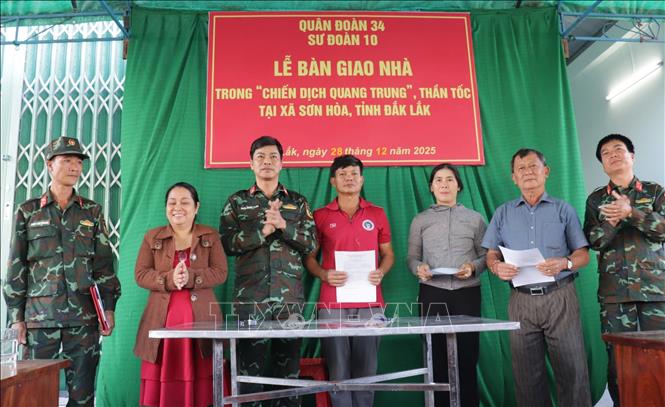 Sư đoàn 10, Quân đoàn 34 (Bộ Quốc phòng) bàn giao nhà mới cho người dân. Ảnh: Tường Quân - TTXVN