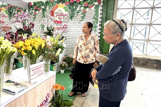 Khách hàng tìm hiểu các loại hoa kiểng Đồng Tháp. Ảnh: Hồng Nhung - TTXVN