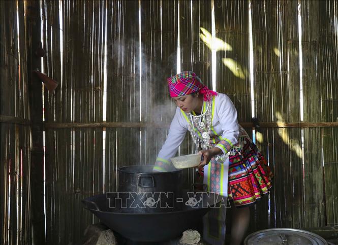 A Mong woman cooks her traditional food at the festival. VNA Photo: Xuân Tư