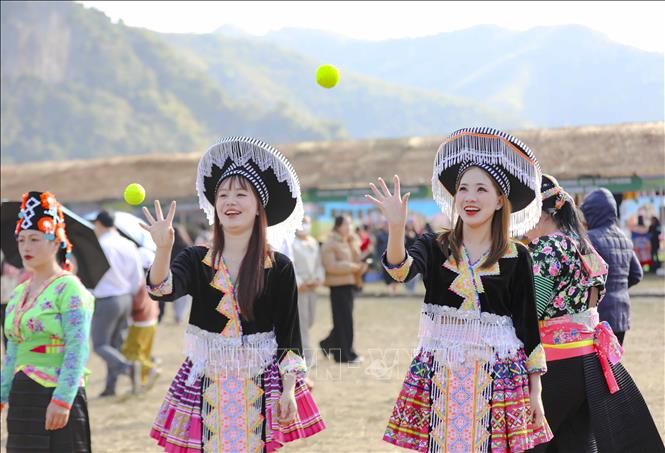 Mong women play pa pao hand throw at the festival. VNA Photo: Xuân Tư