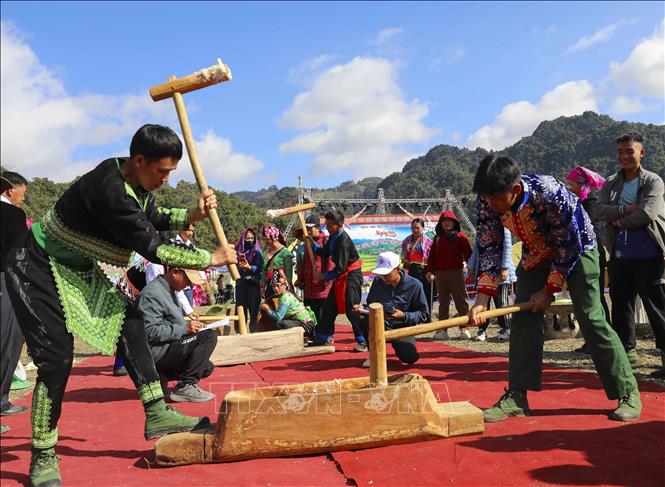Pounding sticky rice cake at the festival. VNA Photo: Xuân Tư