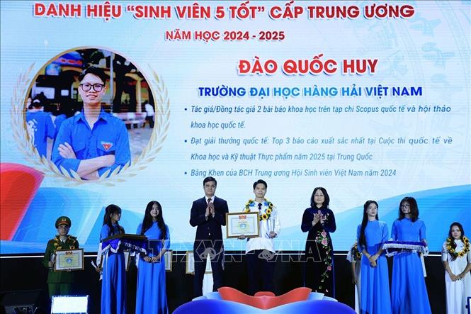 Các sinh viên đạt danh hiệu “Sinh viên 5 tốt” cấp Trung ương năm học 2024 - 2025. Ảnh: Tuấn Anh - TTXVN
