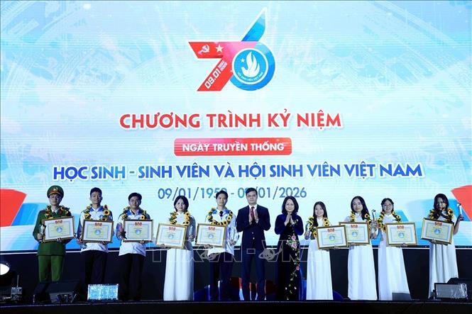 Các sinh viên đạt danh hiệu “Sinh viên 5 tốt” cấp Trung ương năm học 2024 - 2025. Ảnh: Tuấn Anh - TTXVN