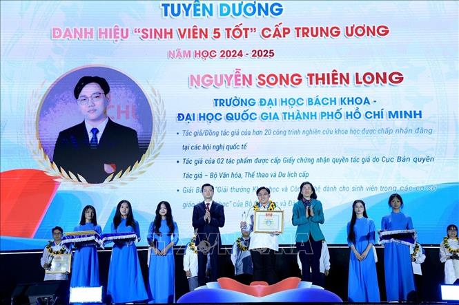 Các sinh viên đạt danh hiệu “Sinh viên 5 tốt” cấp Trung ương năm học 2024 - 2025. Ảnh: Tuấn Anh - TTXVN