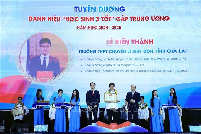 Các học sinh đạt danh hiệu “Học sinh 3 tốt” cấp Trung ương. Ảnh: Tuấn Anh - TTXVN