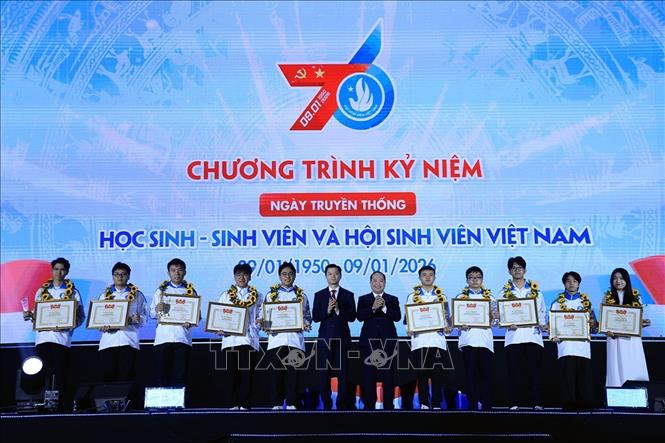 Các học sinh đạt danh hiệu “Học sinh 3 tốt” cấp Trung ương. Ảnh: Tuấn Anh - TTXVN