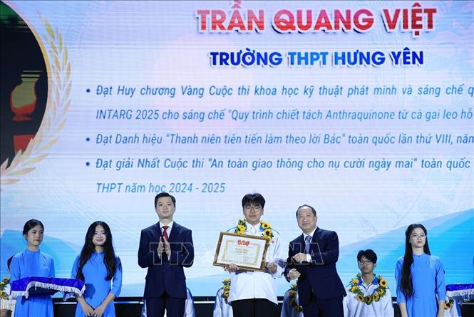 Học sinh Trần Quang Việt, trường THPT Hưng Yên đạt danh hiệu “Học sinh 3 tốt” cấp Trung ương. Ảnh: Tuấn Anh - TTXVN