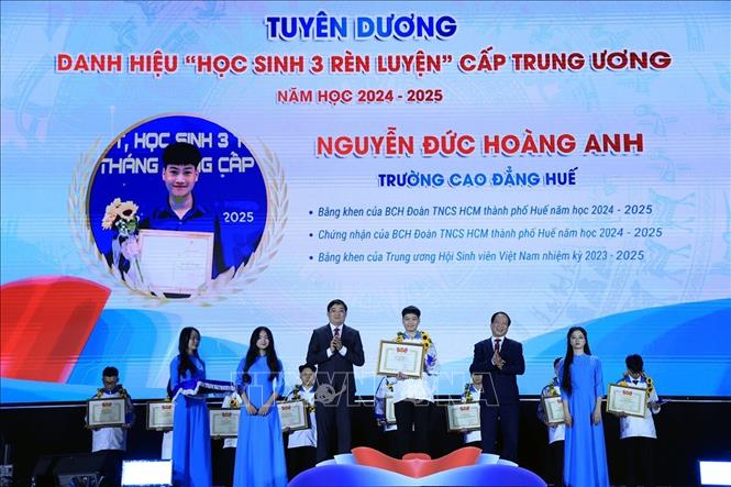 Các học sinh đạt giải danh hiệu 
