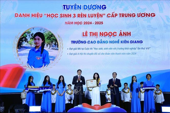 Các học sinh đạt giải danh hiệu 