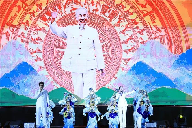 Tiết mục văn nghệ kỷ niệm 76 năm Ngày truyền thống Học sinh - Sinh viên và Hội Sinh viên Việt Nam. Ảnh: Tuấn Anh - TTXVN