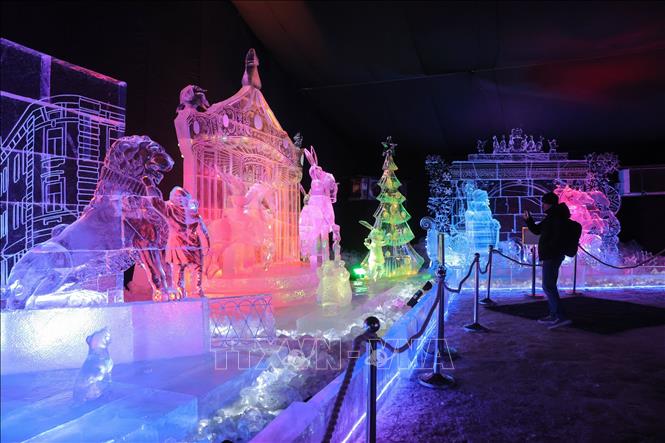 Các tác phẩm nghệ thuật được trưng bày tại lễ hội điêu khắc băng ở St. Petersburg, Nga, ngày 27/12/2025. Ảnh: THX/TTXVN