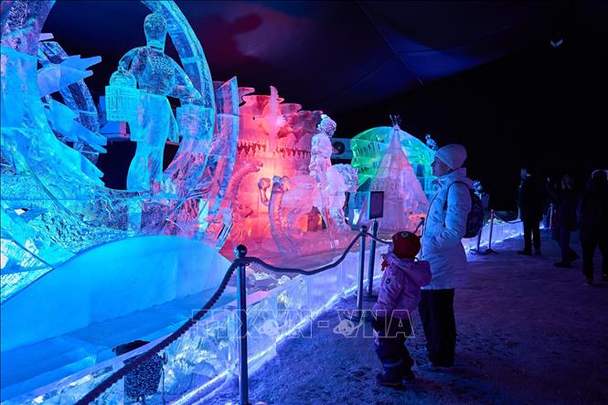 Tác phẩm nghệ thuật được trưng bày tại lễ hội điêu khắc băng ở St. Petersburg, Nga, ngày 27/12/2025. Ảnh: THX/TTXVN