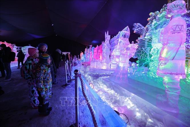 Tác phẩm nghệ thuật được trưng bày tại lễ hội điêu khắc băng ở St. Petersburg, Nga, ngày 27/12/2025. Ảnh: THX/TTXVN