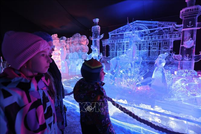 Tác phẩm nghệ thuật được trưng bày tại lễ hội điêu khắc băng ở St. Petersburg, Nga, ngày 27/12/2025. Ảnh: THX/TTXVN