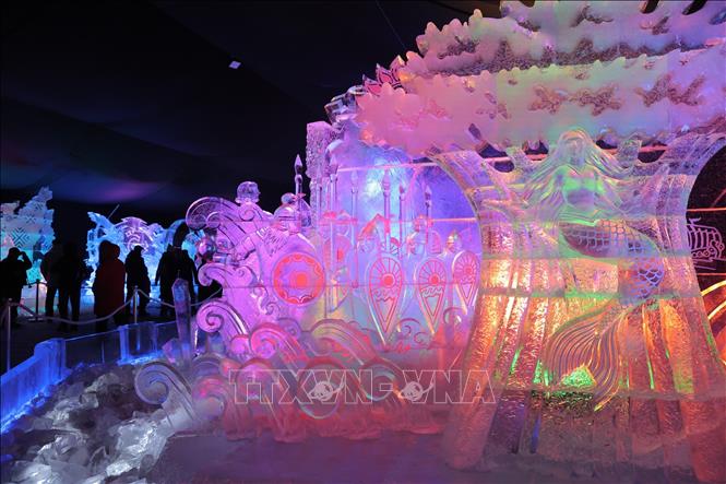 Tác phẩm nghệ thuật được trưng bày tại lễ hội điêu khắc băng ở St. Petersburg, Nga, ngày 27/12/2025. Ảnh: THX/TTXVN