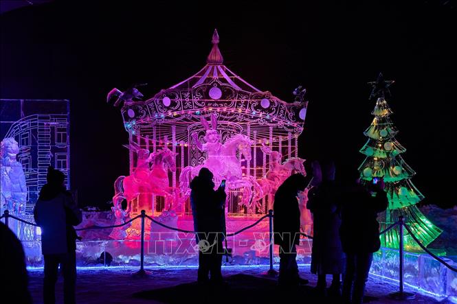 Tác phẩm nghệ thuật được trưng bày tại lễ hội điêu khắc băng ở St. Petersburg, Nga, ngày 27/12/2025. Ảnh: THX/TTXVN